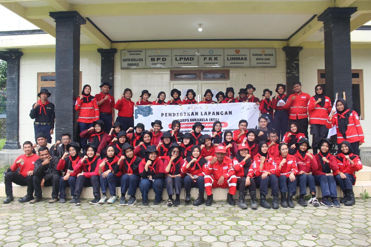 Foto bersama dengan pemateri, alumni, panitia dan peserta